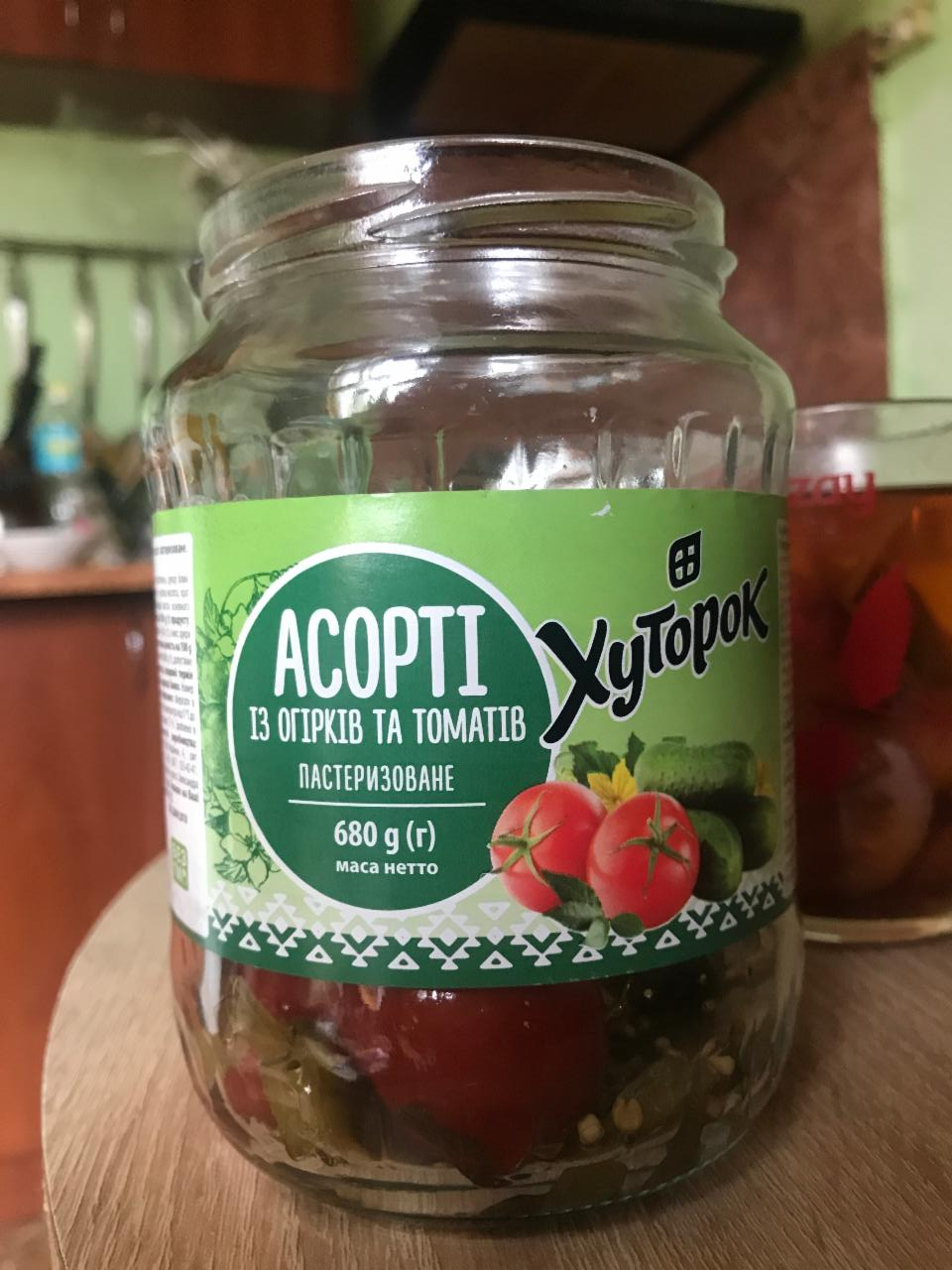 Фото - Асорті із огірків та томатів Хуторок