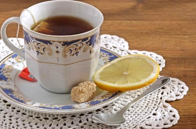 Фото - чорний чай з лимоном та цукром