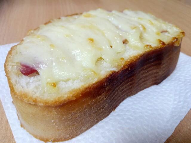 Фото - гарячий бутерброд з сиром та ковбасою
