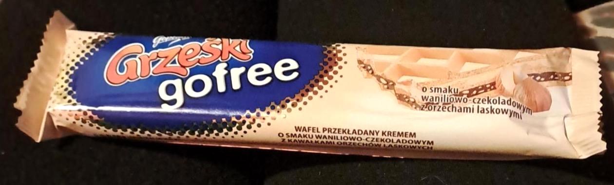 Фото - Вафельний батончик Grzeski Gofree ванільно-шоколадний з лісовими горіхами Goplana