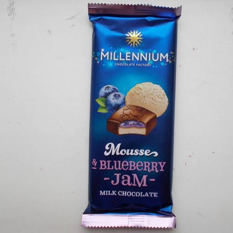 Фото - Шоколад молочний Mousse з мусовою та чорничною начинкою Millennium