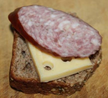 Фото - Бутерброд з ковбасою та сиром