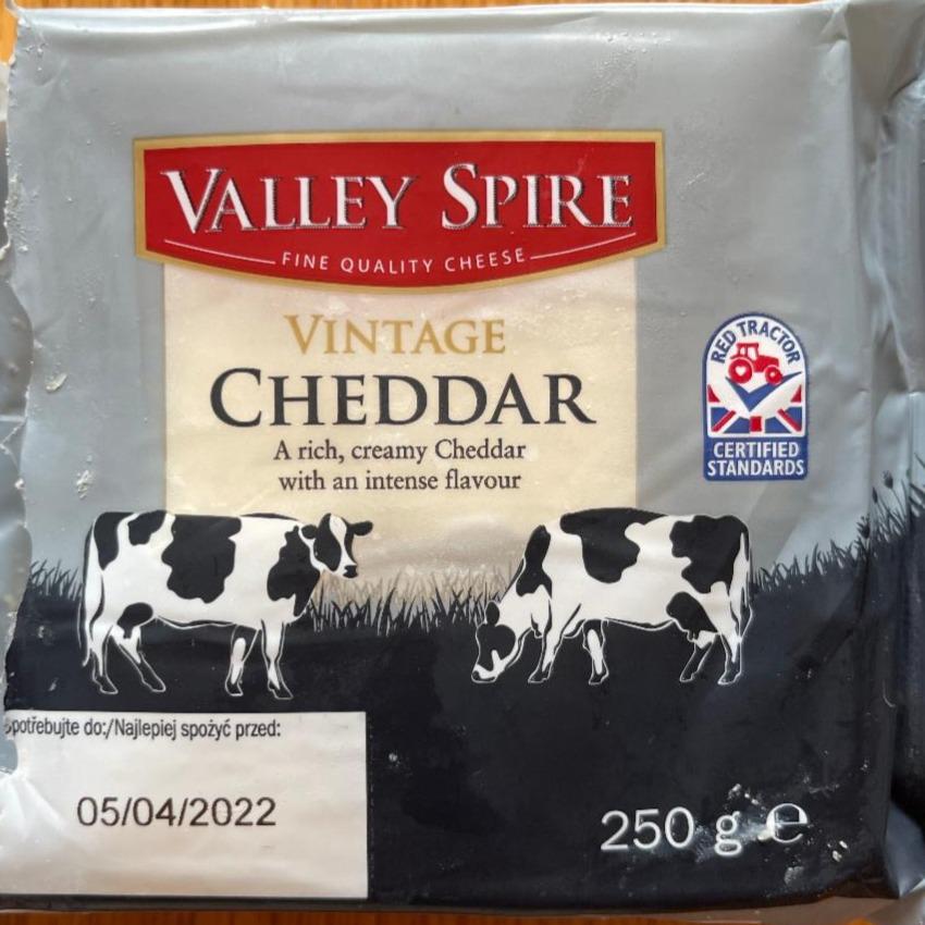 Фото - Коров'ячі сири Vintage cheddar Valley Spire