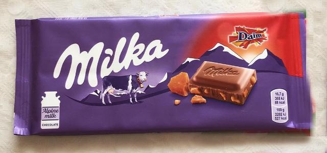 Фото - Шоколад молочний з шматочками хрусткого карамелю з мигдалем Milka