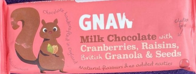 Фото - Батончик молочний шоколад з журавлиною родзинками гранолою та насінням Gnaw