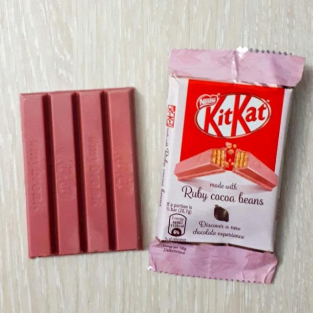Фото - Батончик Kit Kat Couverture Ruby Cocoa Beans у рожевому шоколаді Nestle