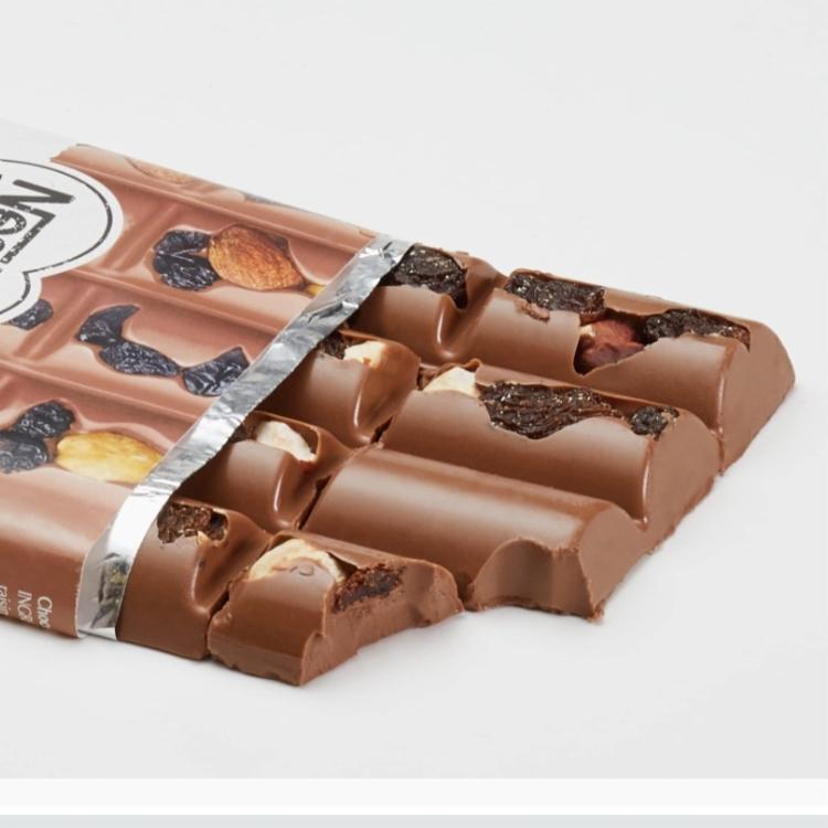 Фото - Шоколад з горіхами і сухофруктами Nestlé
