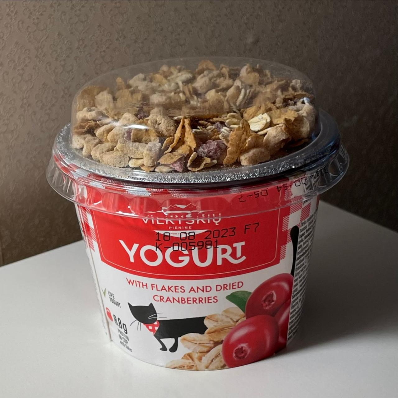 Фото - Yogurt with flakes and dried cranberries Vilkyškių pieninė