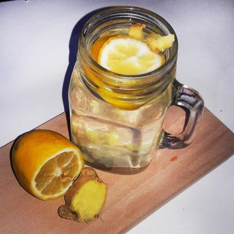 Фото - вода з лимоном та імбиром