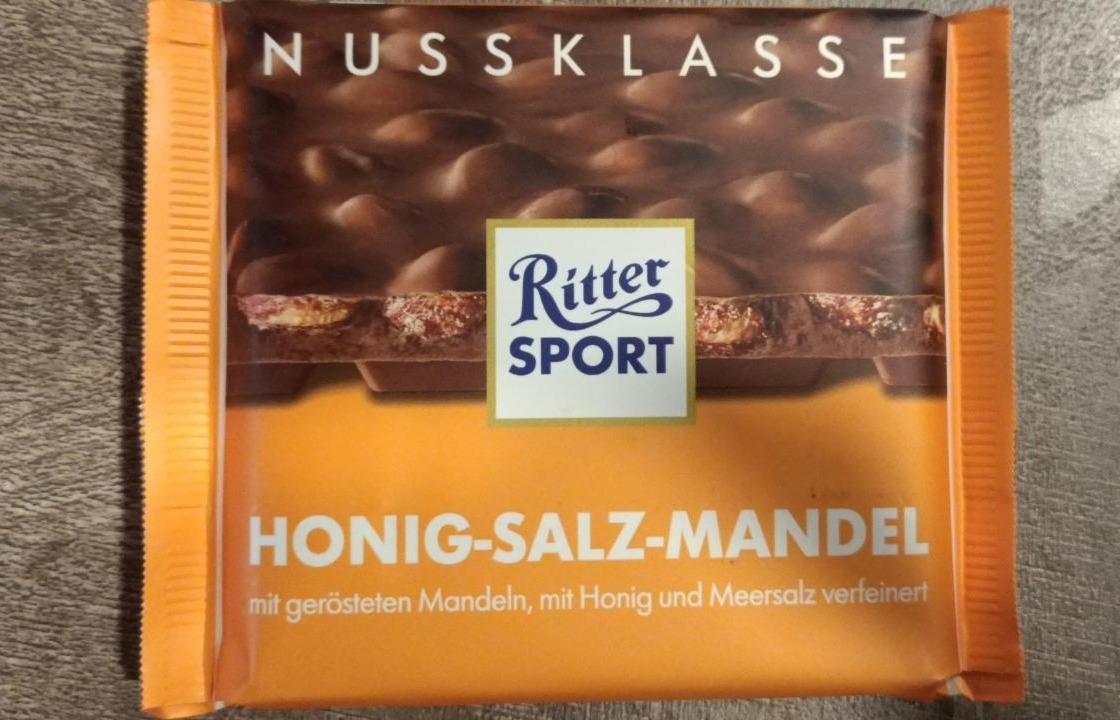Фото - Шоколад молочний з цілісним мигдалем сіллю та медом Selection Ritter Sport Nut
