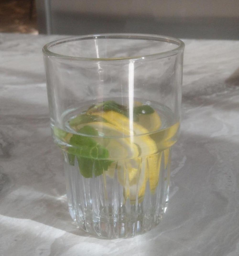 Фото - вода з лимоном та м'ятою
