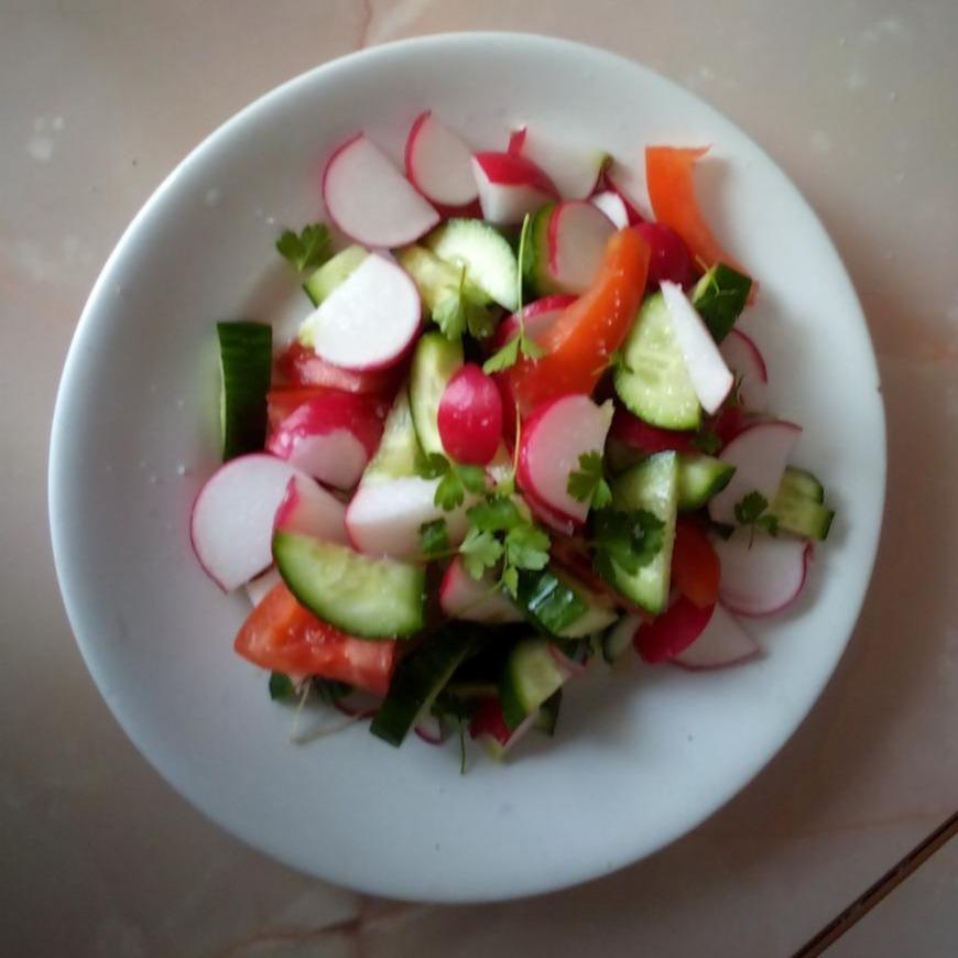 Фото - салат з редиски, огірка та помідору