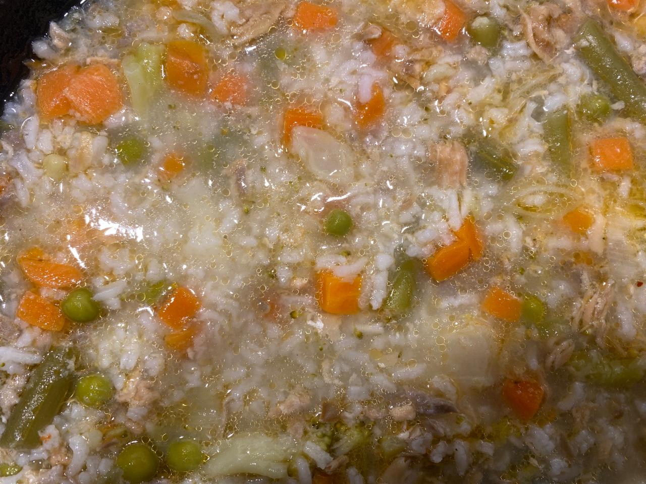 Фото - Суп з рисом овочами та консервованим лососем Oerlemans