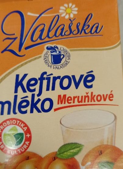 Фото - Нежирне абрикосове кефірне молоко Mlékárna Valašské Meziříčí