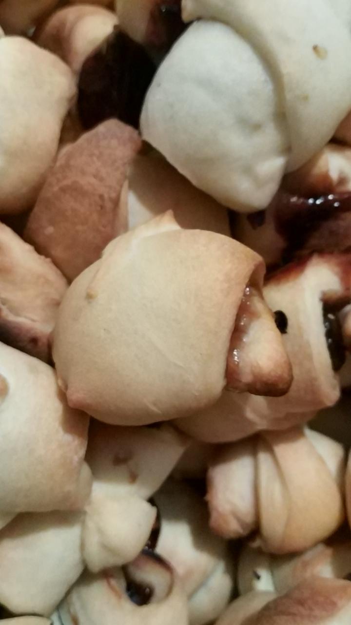 Фото - печиво рогалики з вишнею