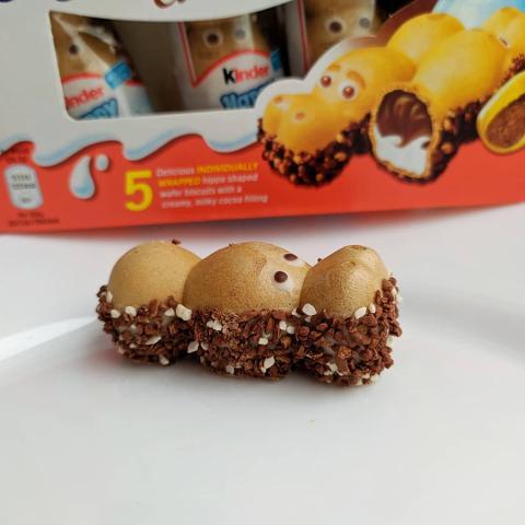 Фото - Печиво хрустке у формі бегемота з начинкою з двох різних кремів посипане шоколадом Happy Hippo Kinder