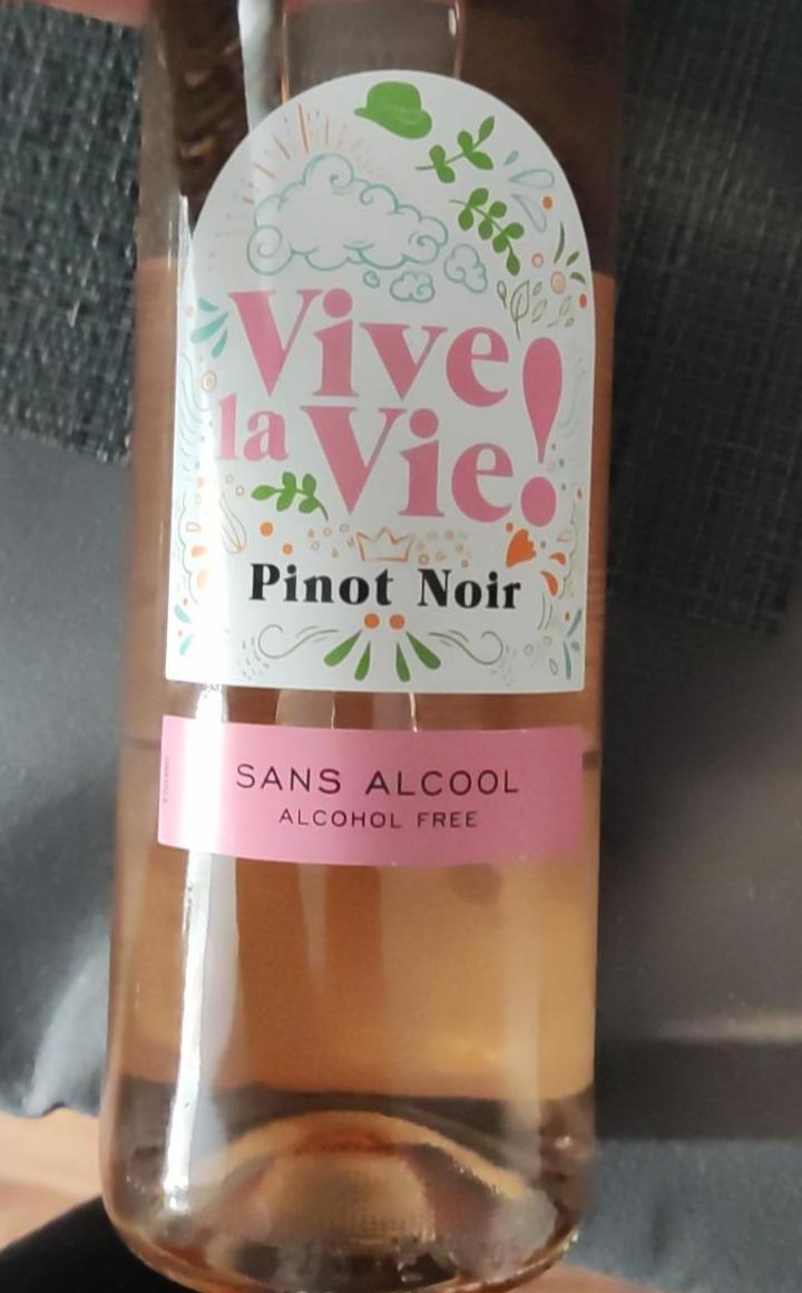 Фото - Вино 0.5% червоне напівсолодке безалкогольне Rouge Vive La Vie