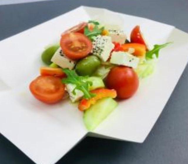 Фото - грецький салат з сиром фета та оливками