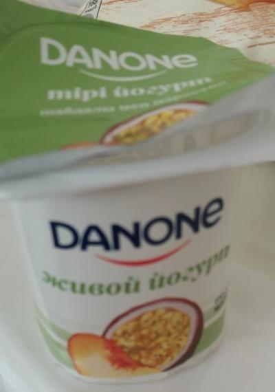 Фото - Йогурт 2.5% персик і маракуйя Данон Danone