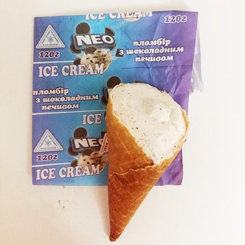 Фото - морозиво пломбір у цукровому ріжку з шоколадним печивом NEO