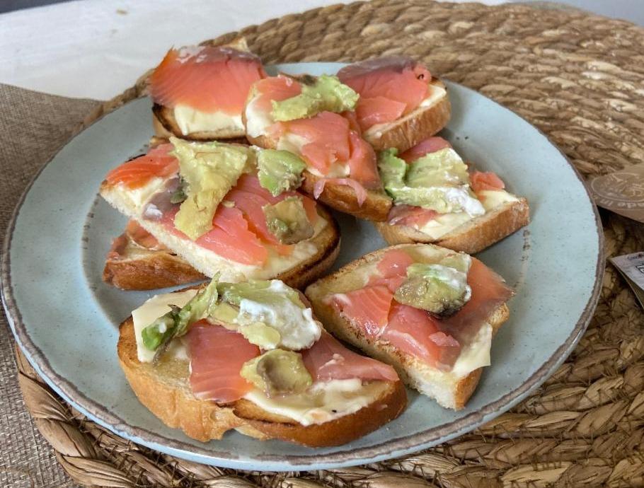 Фото - бутерброд з лососем і маслом