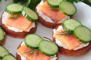 Фото - бутерброд з красною рибою і огірком