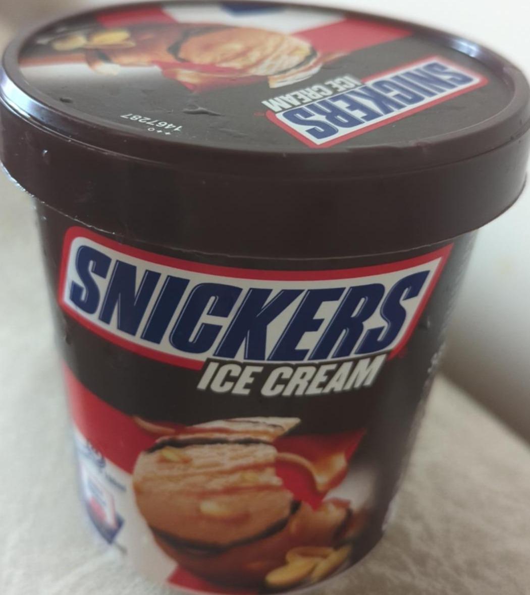 Фото - Морозиво молочне з глазурованим смаженим арахісом, молочним шоколадом, карамеллю та соусом зі смаком шоколаду Snickers