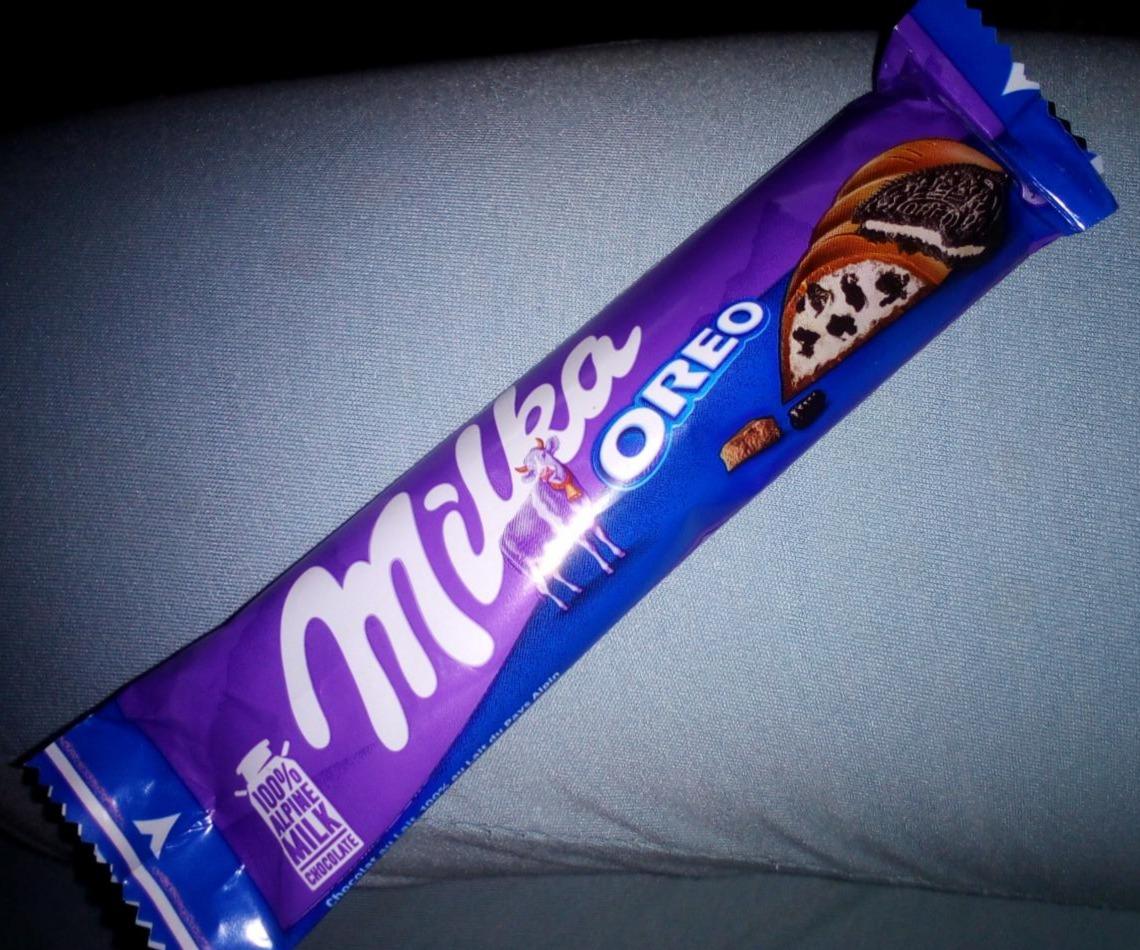 Фото - Шоколад молочний Milka з начинкою зі смаком ванілі та шматочками печива Oreo Milka