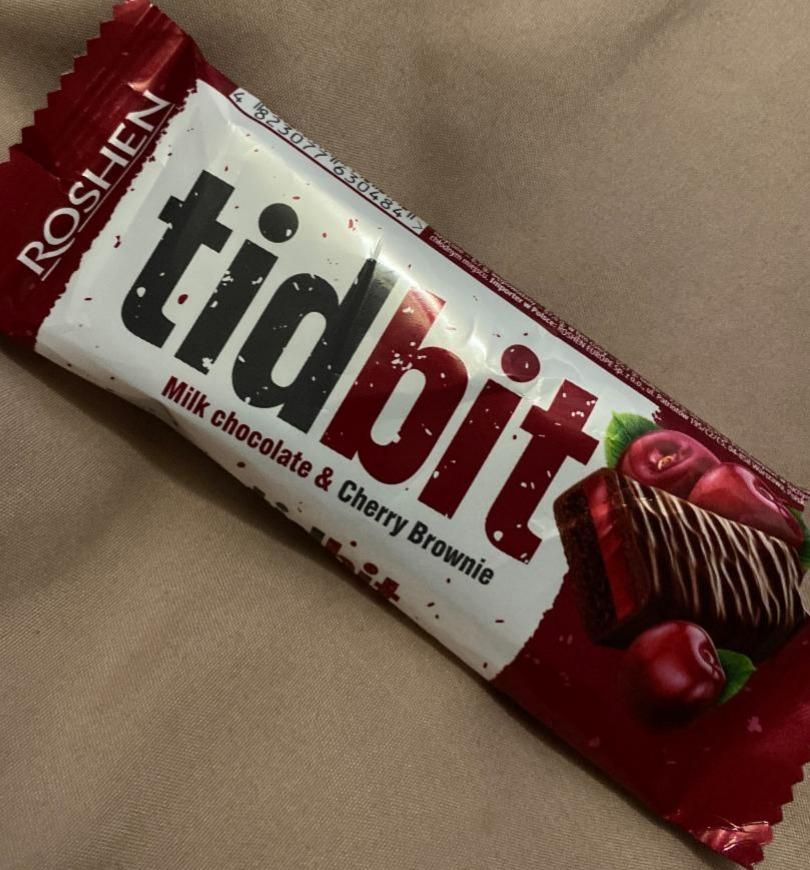 Фото - Шоколад молочний Tidbit з начинкою зі смаком Вишневий брауні Roshen