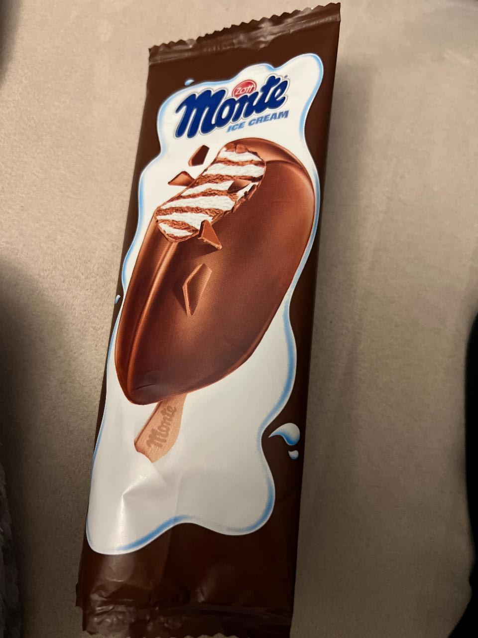 Фото - Морозиво шоколадно-горіхове в молочному шоколаді Monte Ice Cream Zott