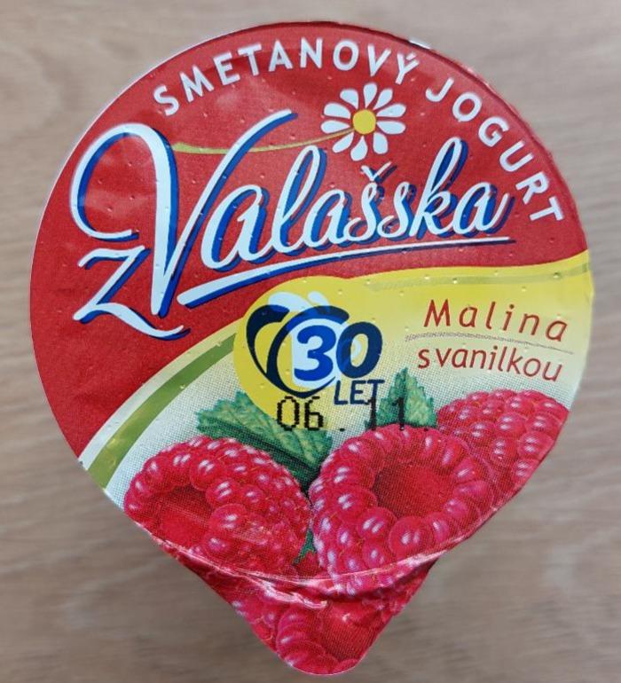 Фото - Smetanový jogurt z Valašska malina s vanilkovou příchutí Mlékárna Valašské Meziříčí