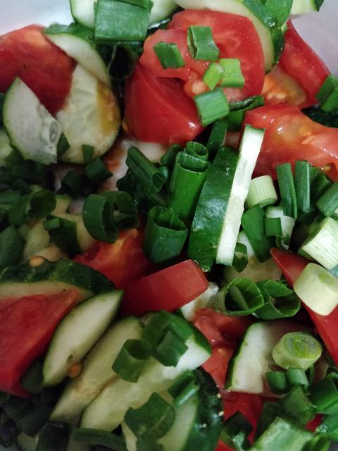 Фото - Овочевий салат з помідорами, огірками, зеленю, оливковою олією