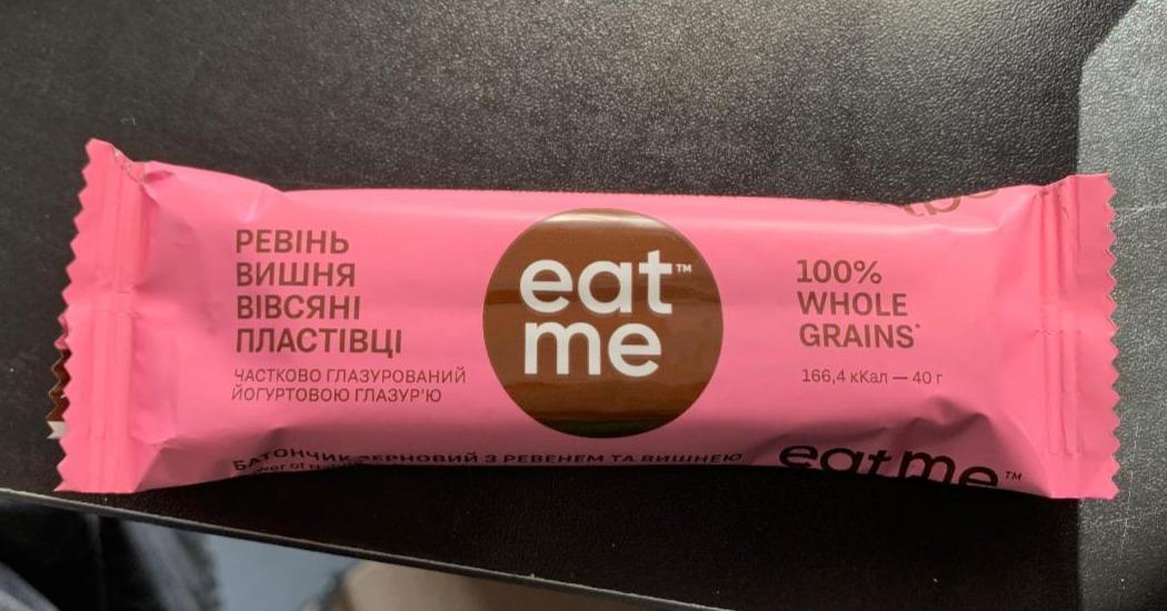 Фото - Батончик глазурований йогуртовою глазур'ю Ревінь Вишня Вівсяні пластівці Eat Me
