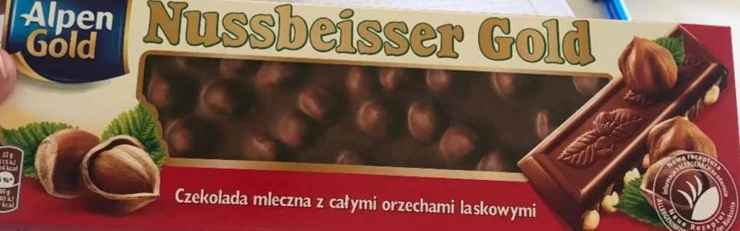 Фото - Молочний шоколад з цілим лісовим горіхом Nussbeisser Gold Alpen Gold