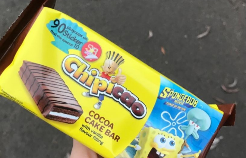 Фото - Тістечко вкрите глазур'ю зі смаком шоколаду з начинкою зі смаком ванілі з ігровою карткою Chipicao