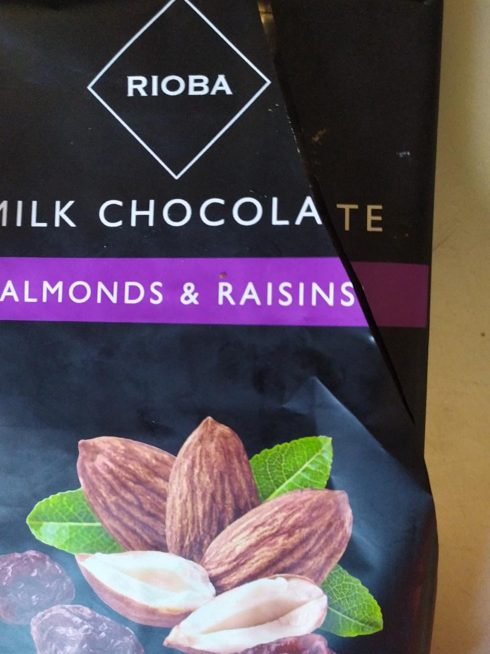 Фото - Шоколад молочный з мигдалем та родзинками Milk Chocolate Almond & Raising Rioba