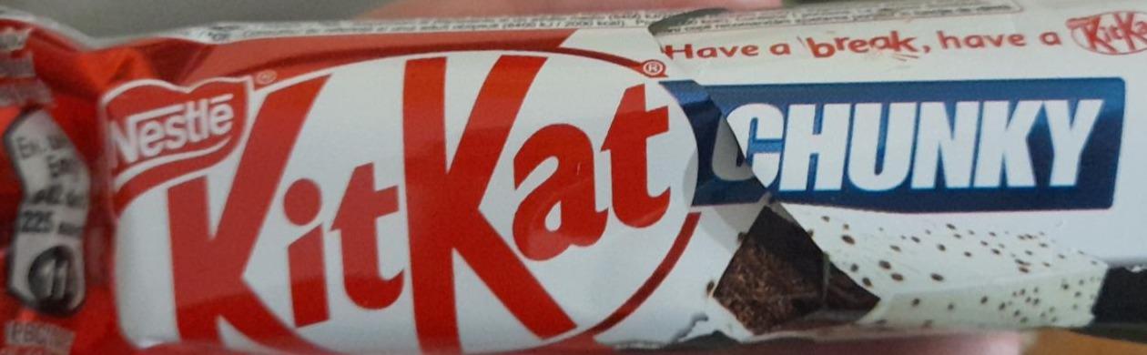 Фото - Вафлі з начинкою з какао-порошком вкриті білою глазур'ю Black&White Chunky Kit Kat