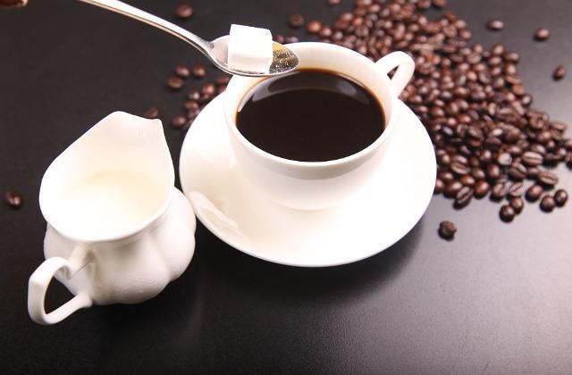 Фото - розчинна кава з молоком та цукром