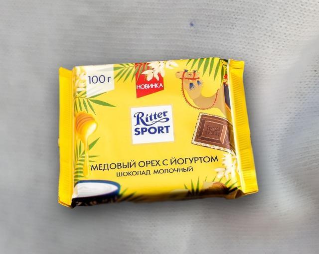 Фото - Молочний шоколад з начинкою йогурт-фундук-мед Ritter Sport