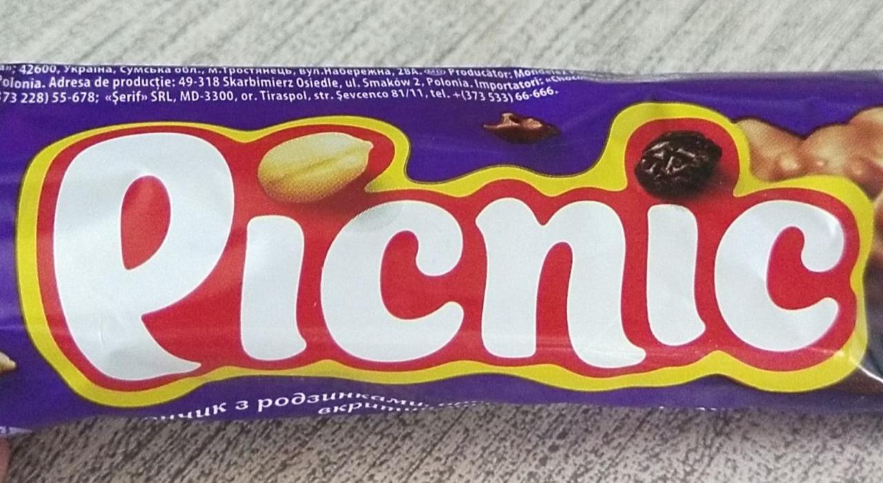 Фото - Батончик з ізюмом арахісом пластівцями та карамеллю покритий молочним шоколадом Picnic