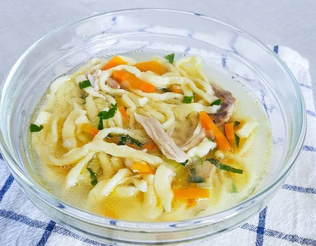 Фото - Курячий суп з локшиною