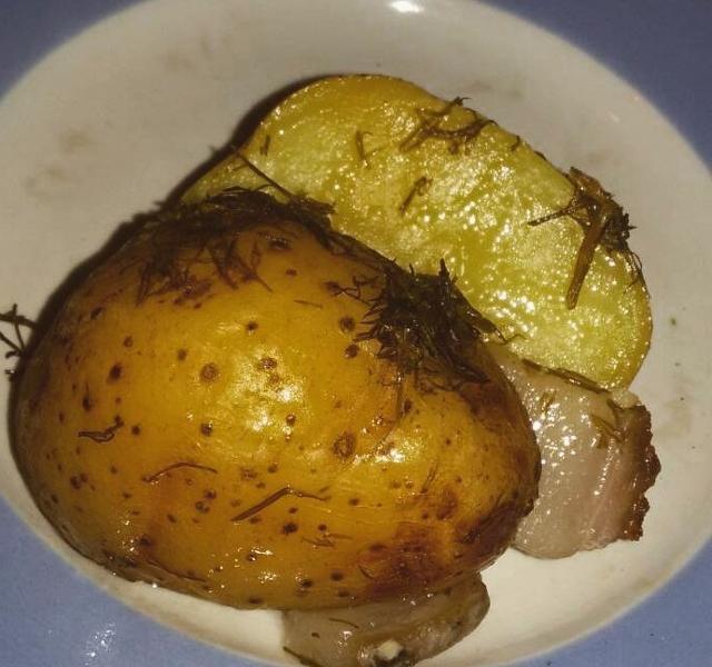 Фото - Картопля запечена в духовці з олією