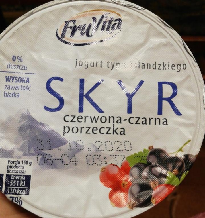 Фото - 0% жирний натуральний йогурт з червоною смородиною - начинкою з чорної смородини FruVita