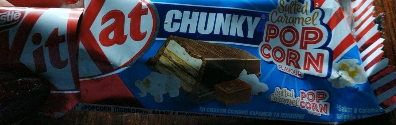 Фото - Батончик KitKat Chunky зі смаком солоної карамелі та попкорну